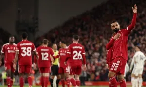 Salah cân bằng thành tích của Rooney